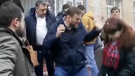 Навального в Новосибирске забросали пирожными и презервативами