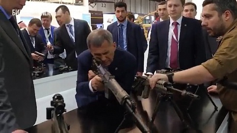 Минниханов опробовал новое стрелковое оружие