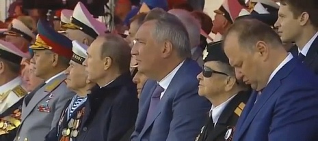Губернатор Калининградской области Цуканов уснул на параде в честь Дня ВМФ РФ
