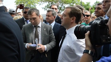 Медведев в Крыму: Денег нет сейчас. Вы держитесь! 