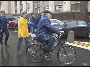 Жириновский на велосипеде: Уберите джип к черту!